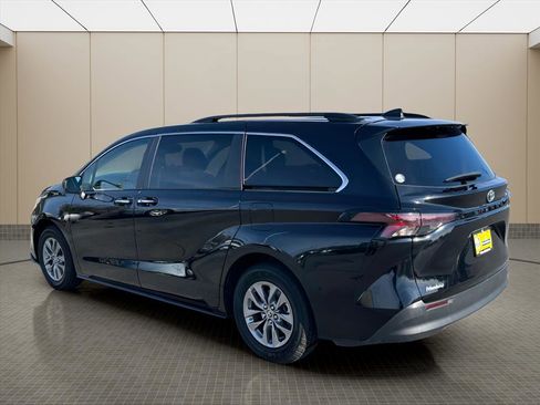 Used 2024 Toyota Sienna XLE image 4