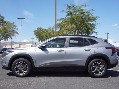 Used 2024 Chevrolet Trax LT w/ Driver Confidence Package FWD image 2