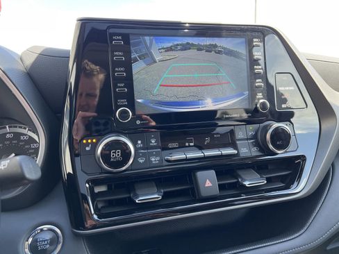 Used 2022 Toyota Highlander XLE AWD/4WD image 4
