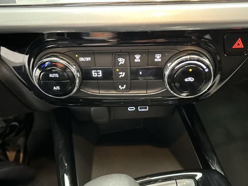 Used 2025 Chevrolet Trax LT FWD image 29