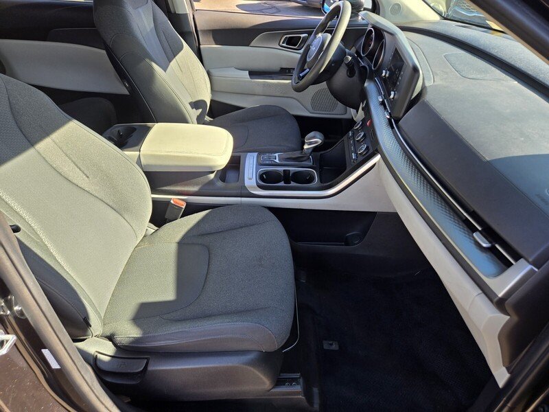 Certified 2023 Kia Carnival LX FWD image 17