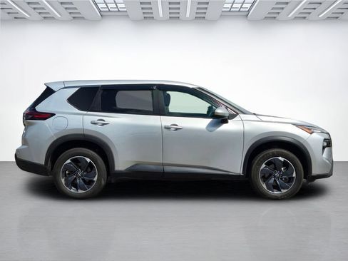 Used 2024 Nissan Rogue SV FWD image 3