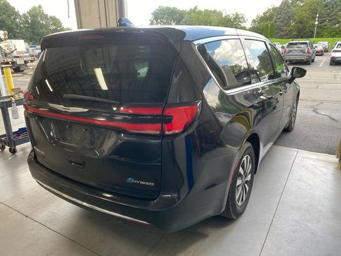 Used 2023 Chrysler Pacifica Touring-L FWD image 4