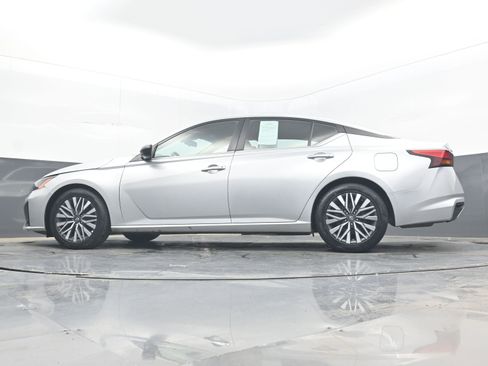Used 2024 Nissan Altima 2.5 SV FWD image 26