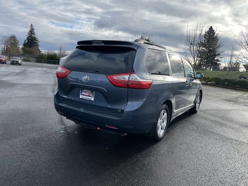 Used 2017 Toyota Sienna LE image 5