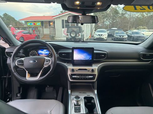 Used 2021 Ford Explorer XLT w/ Equipment Group 202A image 9