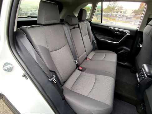 Used 2021 Toyota RAV4 XLE image 18