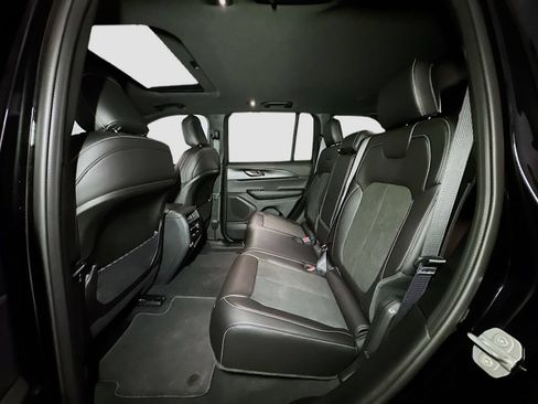 New 2025 Jeep Grand Cherokee Altitude image 16