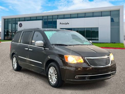 Used 2015 Chrysler Town & Country Touring-L w/ Trailer Tow Group image 2