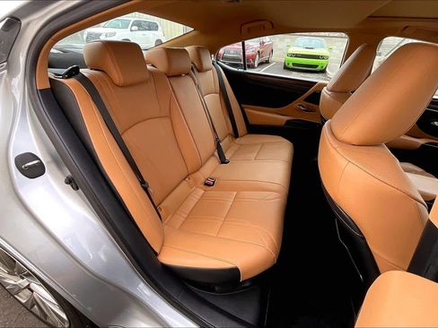 Used 2022 Lexus ES 300h w/ Luxury Package image 18