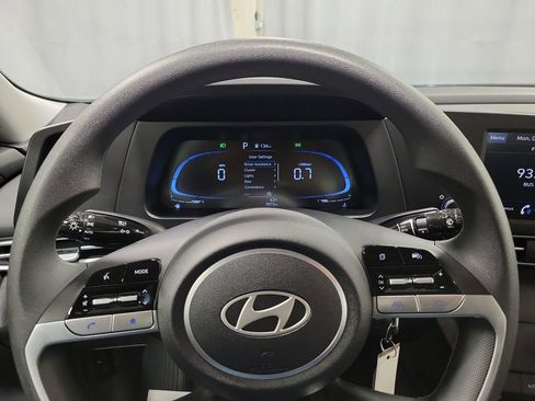 Used 2025 Hyundai Elantra SE image 14