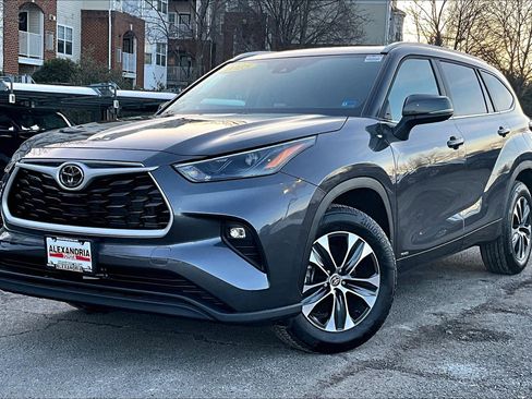 Used 2025 Toyota Highlander XLE image 1