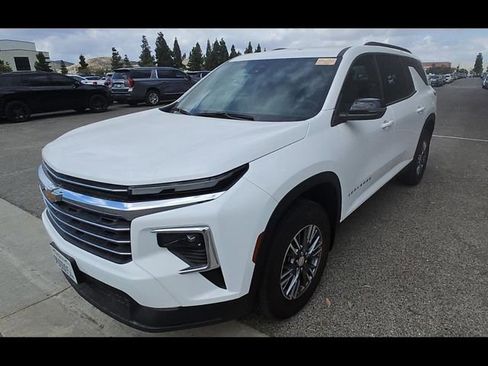 Used 2025 Chevrolet Traverse LT w/ LPO, Floor Liner Package FWD image 3