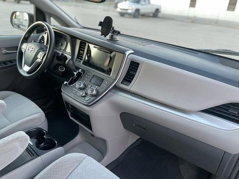 Used 2017 Toyota Sienna LE image 24