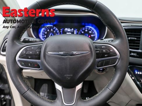 Used 2023 Chrysler Voyager LX image 10