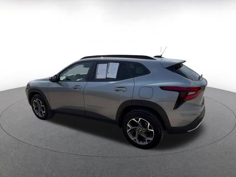 Used 2025 Chevrolet Trax LT w/ LT Convenience Package FWD image 10