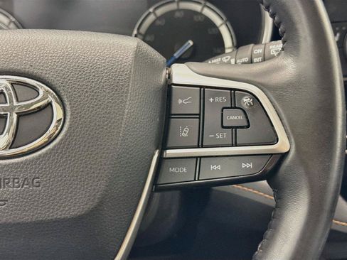 Used 2022 Toyota Highlander Bronze Edition FWD image 18