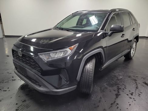 Used 2019 Toyota RAV4 LE FWD image 4