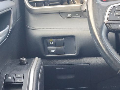Used 2021 Toyota Highlander XLE AWD/4WD image 13