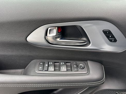 New 2026 Chrysler Pacifica Limited w/ Uconnect Theater Family Group FWD image 12