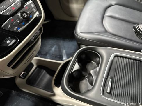 Used 2024 Chrysler Pacifica Touring-L FWD image 23