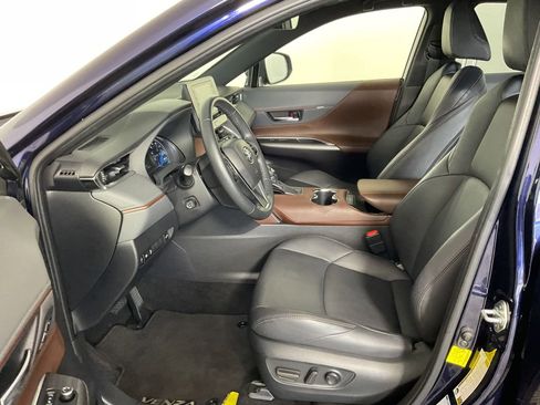Used 2022 Toyota Venza XLE image 17