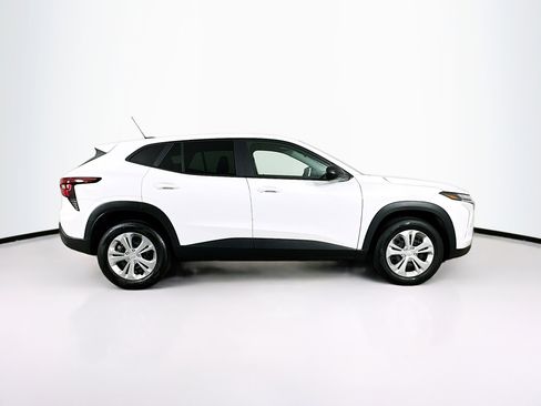 Used 2025 Chevrolet Trax LS image 10