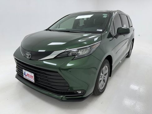 New 2026 Toyota Sienna XLE image 4