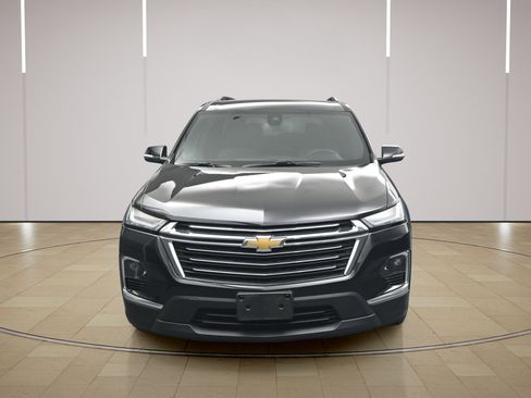 Used 2023 Chevrolet Traverse LT FWD image 2