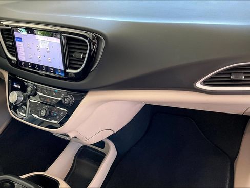 Used 2024 Chrysler Pacifica Touring-L FWD image 24