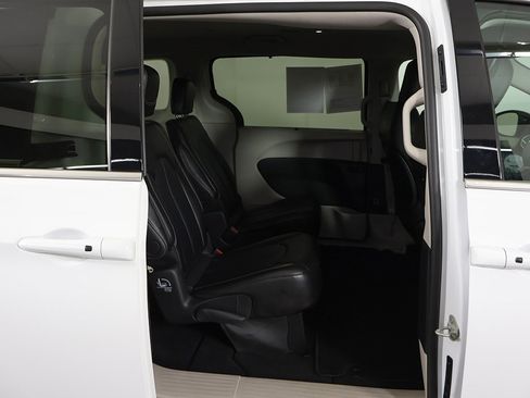 Used 2024 Chrysler Pacifica Touring-L image 30