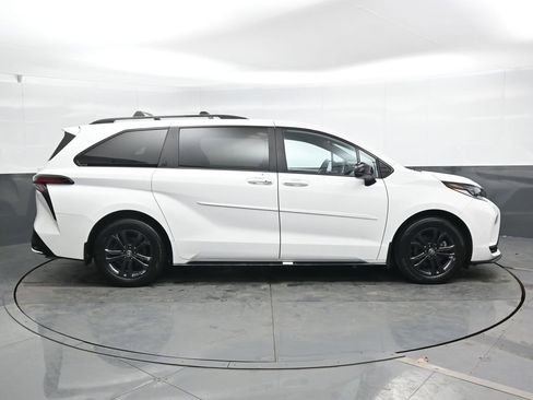 Used 2025 Toyota Sienna XSE AWD/4WD image 5