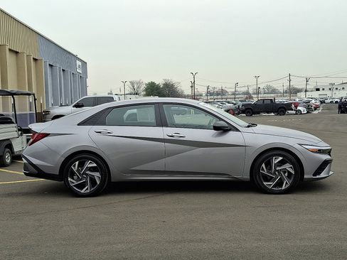 Certified 2025 Hyundai Elantra Sport image 8