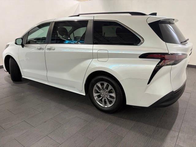 Used 2024 Toyota Sienna XLE FWD image 3