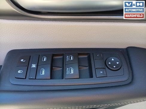 Used 2024 Chrysler Pacifica Touring-L FWD image 11