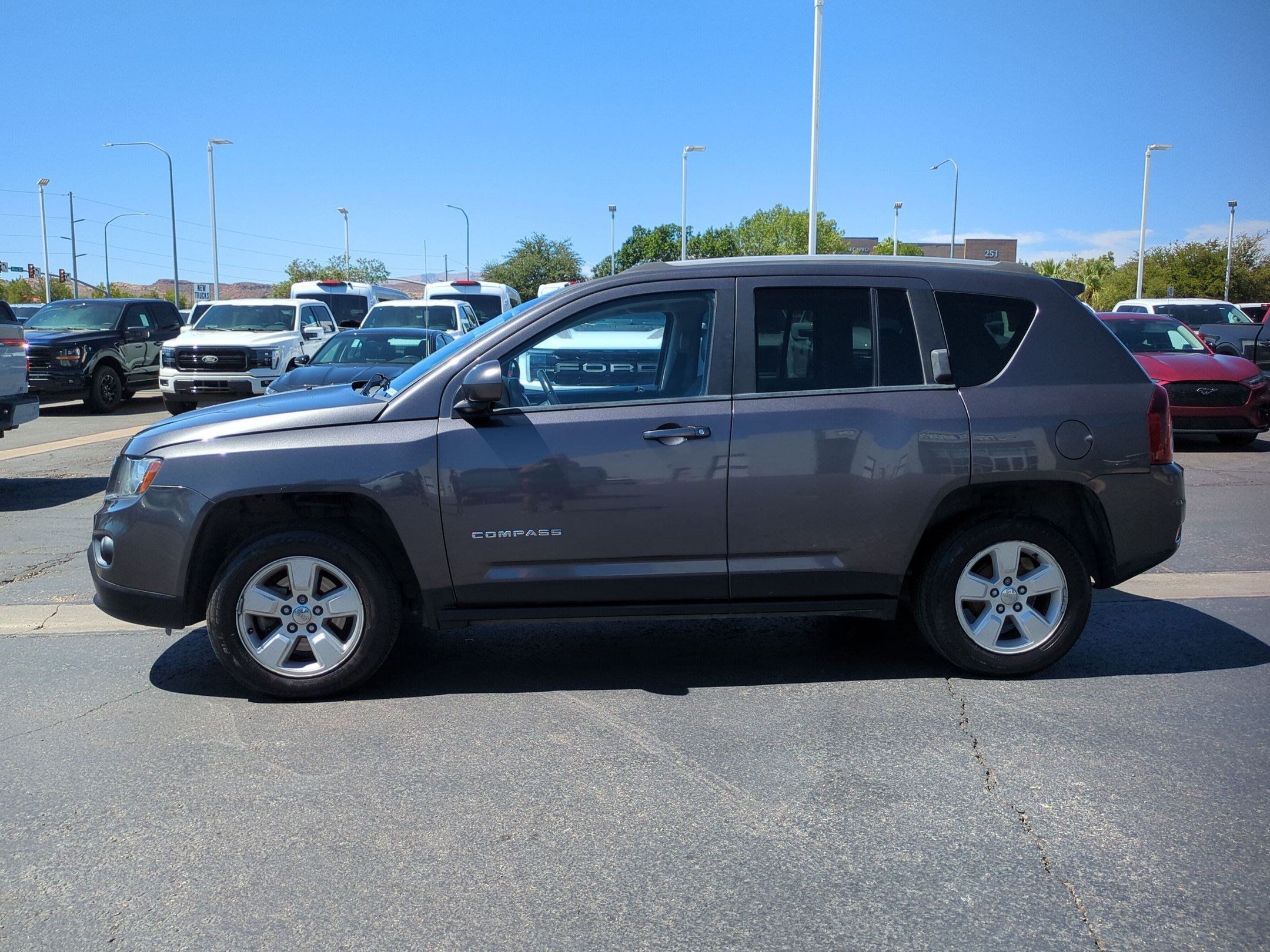 Used 2017 Jeep Compass Latitude FWD image 7