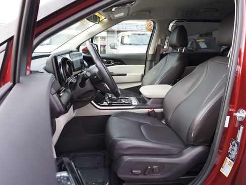 Used 2022 Kia Carnival EX image 19