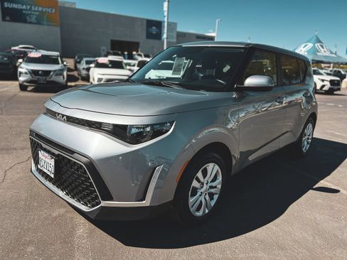 Used 2025 Kia Soul LX FWD image 3