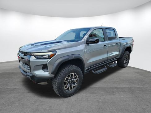 Used 2025 Chevrolet Colorado ZR2 w/ Technology Package AWD/4WD image 3