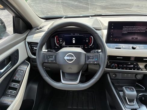 Used 2025 Nissan Rogue SL w/ SL Premium Package AWD/4WD image 18