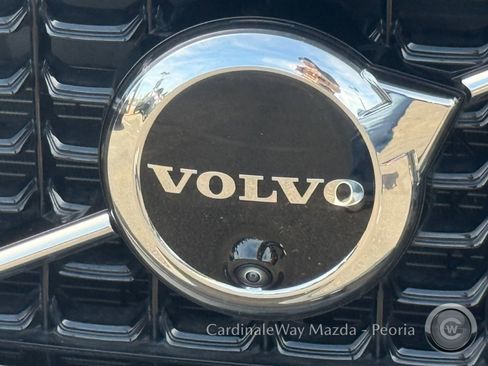 Used 2025 Volvo XC40 B5 Plus image 29