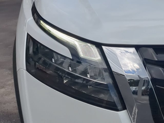 Used 2025 Nissan Pathfinder SL FWD image 10