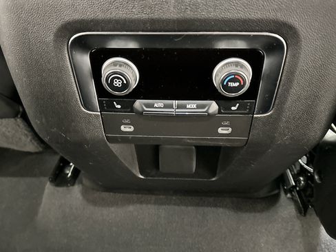 Used 2024 Chevrolet Suburban Premier image 27