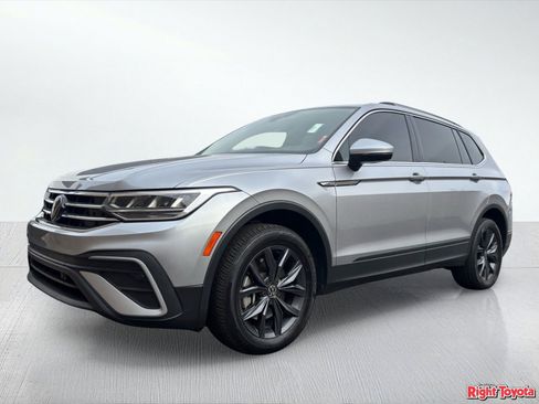 Used 2023 Volkswagen Tiguan SE w/ Panoramic Sunroof Package FWD image 2