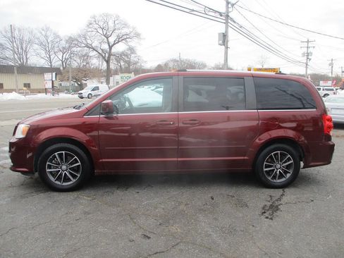 Used 2017 Dodge Grand Caravan SXT image 4