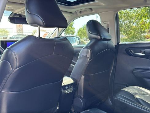 Used 2024 Toyota Highlander XLE AWD/4WD image 31