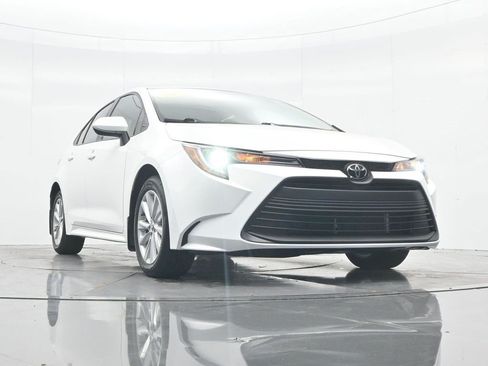 Used 2025 Toyota Corolla LE w/ LE Premium Package FWD image 28
