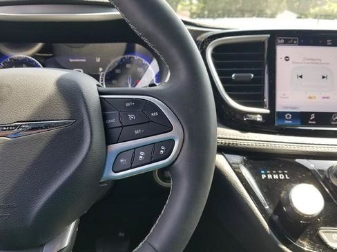 Used 2025 Chrysler Pacifica Select FWD image 25