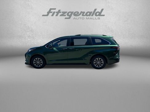 Used 2023 Toyota Sienna XLE AWD/4WD image 5