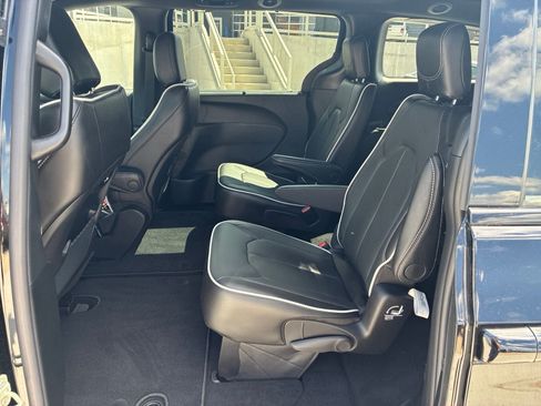 New 2027 Chrysler Pacifica Limited AWD/4WD image 17